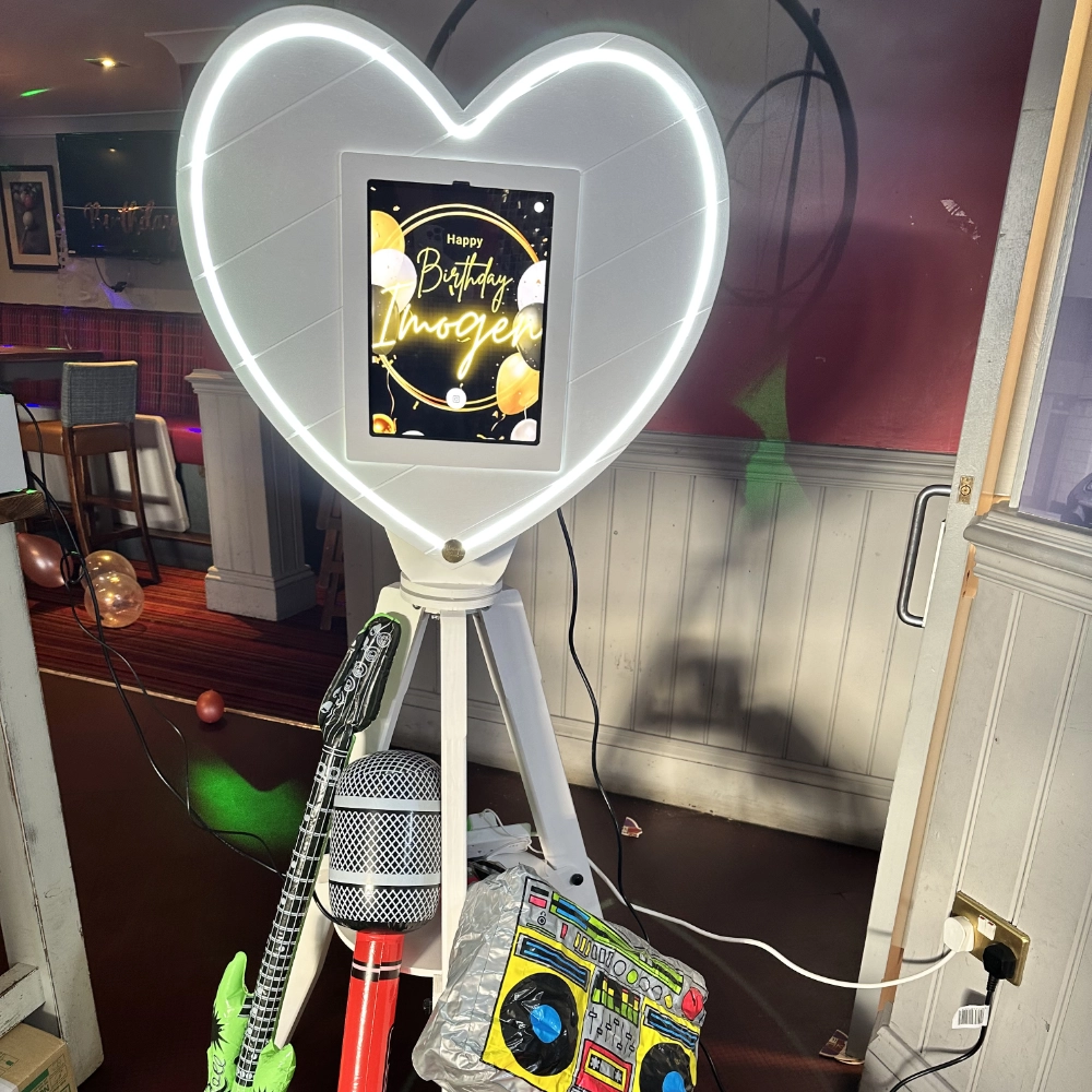 Photo pod booth with props